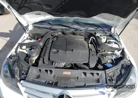 2013 Mercedes-Benz C 350 Sport z USA, uszkodzony, nr VIN WDDGF5HB2DR271844